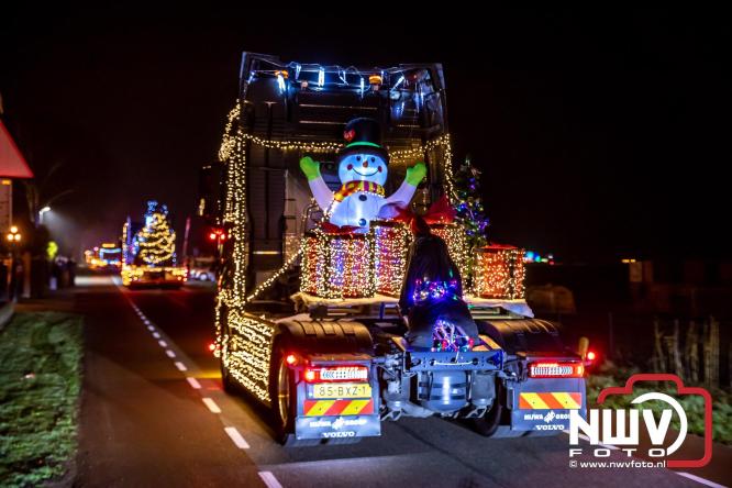 Tachtig trucks verlichten de gemeente Oldebroek tijdens de Truckers Lichtjesparade Oldebroek. - &copy; NWVFoto.nl