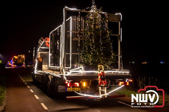Tachtig trucks verlichten de gemeente Oldebroek tijdens de Truckers Lichtjesparade Oldebroek. - &copy; NWVFoto.nl