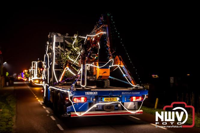 Tachtig trucks verlichten de gemeente Oldebroek tijdens de Truckers Lichtjesparade Oldebroek. - &copy; NWVFoto.nl
