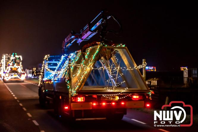 Tachtig trucks verlichten de gemeente Oldebroek tijdens de Truckers Lichtjesparade Oldebroek. - &copy; NWVFoto.nl