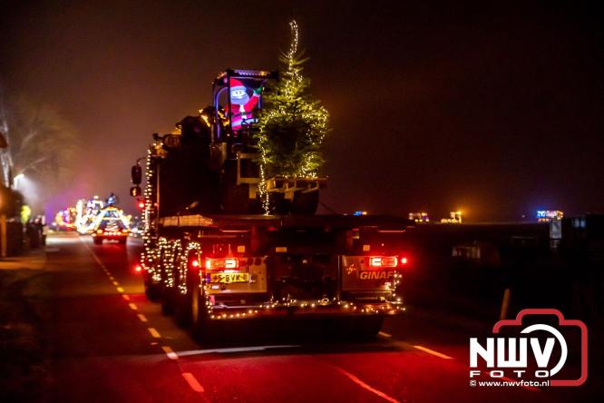 Tachtig trucks verlichten de gemeente Oldebroek tijdens de Truckers Lichtjesparade Oldebroek. - &copy; NWVFoto.nl