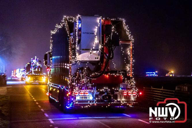 Tachtig trucks verlichten de gemeente Oldebroek tijdens de Truckers Lichtjesparade Oldebroek. - &copy; NWVFoto.nl