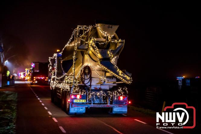 Tachtig trucks verlichten de gemeente Oldebroek tijdens de Truckers Lichtjesparade Oldebroek. - &copy; NWVFoto.nl