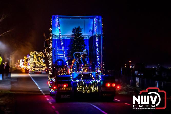 Tachtig trucks verlichten de gemeente Oldebroek tijdens de Truckers Lichtjesparade Oldebroek. - &copy; NWVFoto.nl