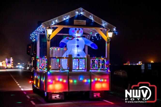 Tachtig trucks verlichten de gemeente Oldebroek tijdens de Truckers Lichtjesparade Oldebroek. - &copy; NWVFoto.nl