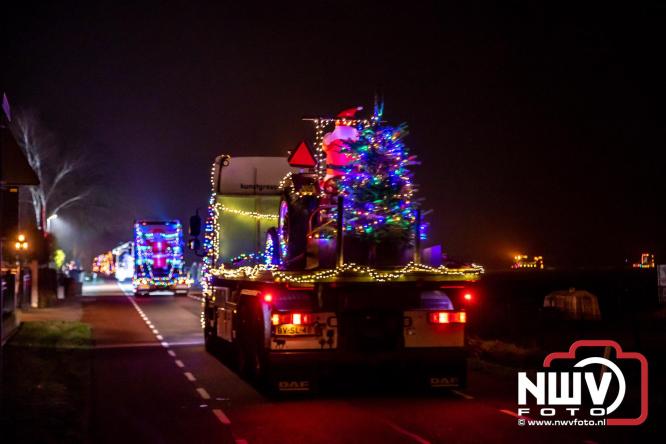 Tachtig trucks verlichten de gemeente Oldebroek tijdens de Truckers Lichtjesparade Oldebroek. - &copy; NWVFoto.nl