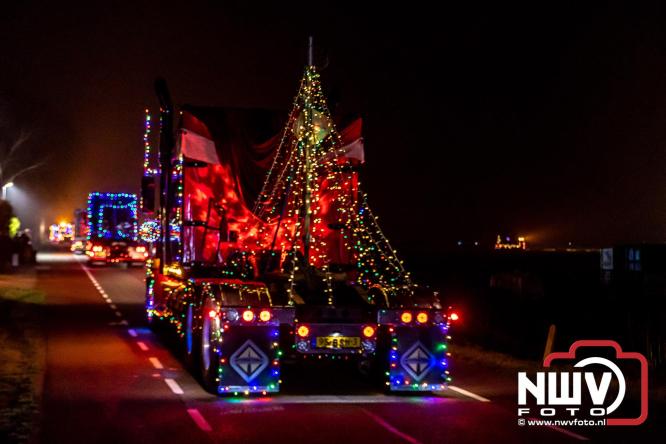 Tachtig trucks verlichten de gemeente Oldebroek tijdens de Truckers Lichtjesparade Oldebroek. - &copy; NWVFoto.nl