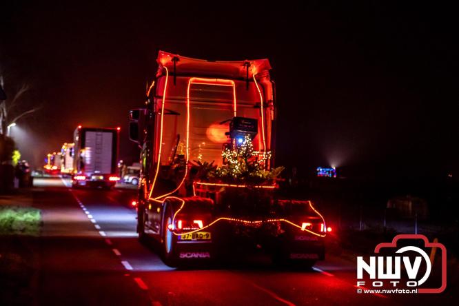 Tachtig trucks verlichten de gemeente Oldebroek tijdens de Truckers Lichtjesparade Oldebroek. - &copy; NWVFoto.nl