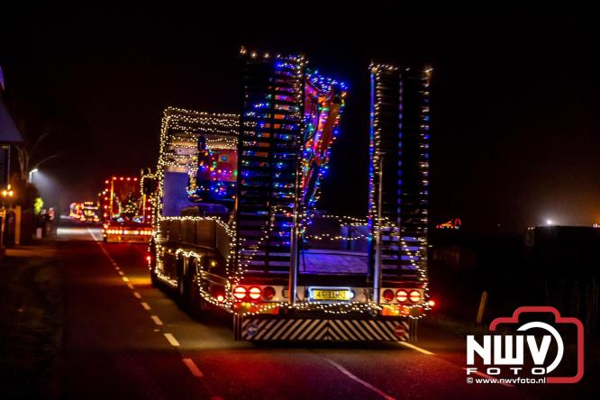 Tachtig trucks verlichten de gemeente Oldebroek tijdens de Truckers Lichtjesparade Oldebroek. - &copy; NWVFoto.nl