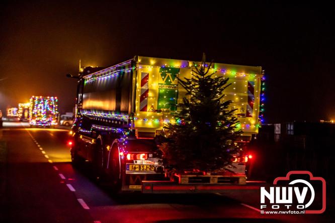 Tachtig trucks verlichten de gemeente Oldebroek tijdens de Truckers Lichtjesparade Oldebroek. - &copy; NWVFoto.nl
