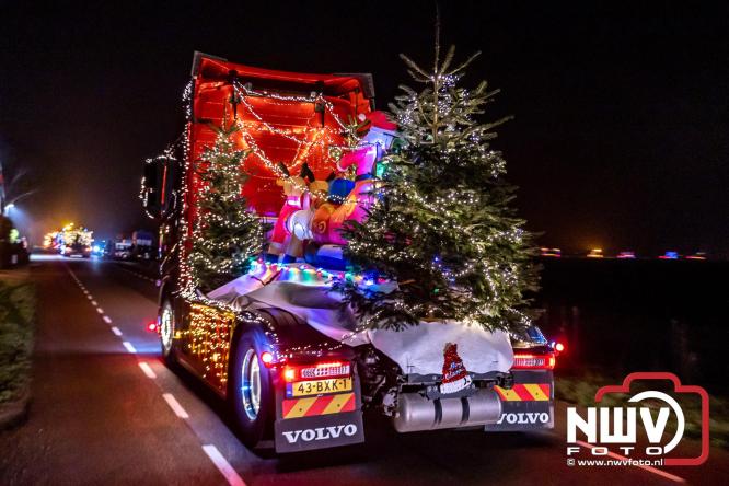 Tachtig trucks verlichten de gemeente Oldebroek tijdens de Truckers Lichtjesparade Oldebroek. - &copy; NWVFoto.nl