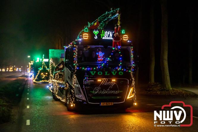 Tachtig trucks verlichten de gemeente Oldebroek tijdens de Truckers Lichtjesparade Oldebroek. - &copy; NWVFoto.nl
