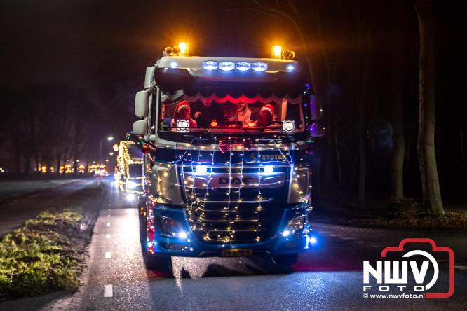 Tachtig trucks verlichten de gemeente Oldebroek tijdens de Truckers Lichtjesparade Oldebroek. - &copy; NWVFoto.nl