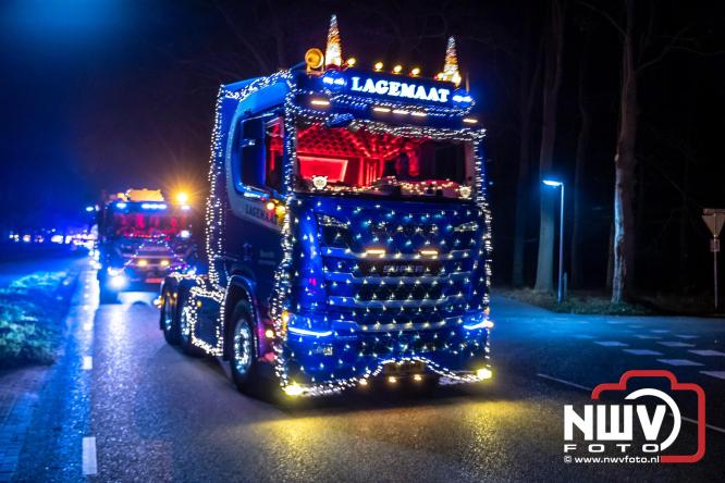 Tachtig trucks verlichten de gemeente Oldebroek tijdens de Truckers Lichtjesparade Oldebroek. - &copy; NWVFoto.nl