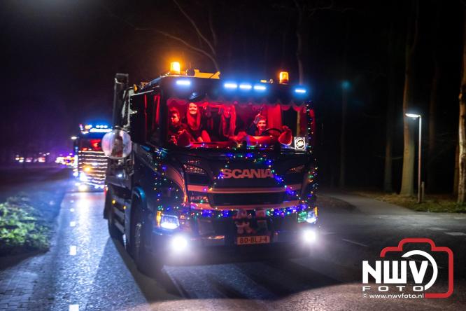 Tachtig trucks verlichten de gemeente Oldebroek tijdens de Truckers Lichtjesparade Oldebroek. - &copy; NWVFoto.nl