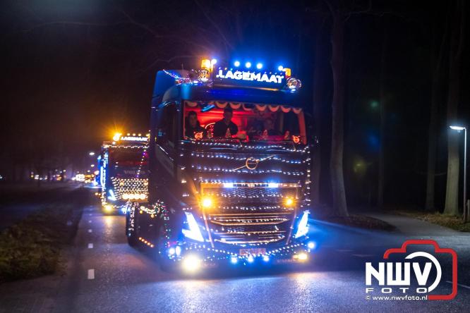 Tachtig trucks verlichten de gemeente Oldebroek tijdens de Truckers Lichtjesparade Oldebroek. - &copy; NWVFoto.nl