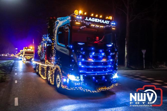 Tachtig trucks verlichten de gemeente Oldebroek tijdens de Truckers Lichtjesparade Oldebroek. - &copy; NWVFoto.nl