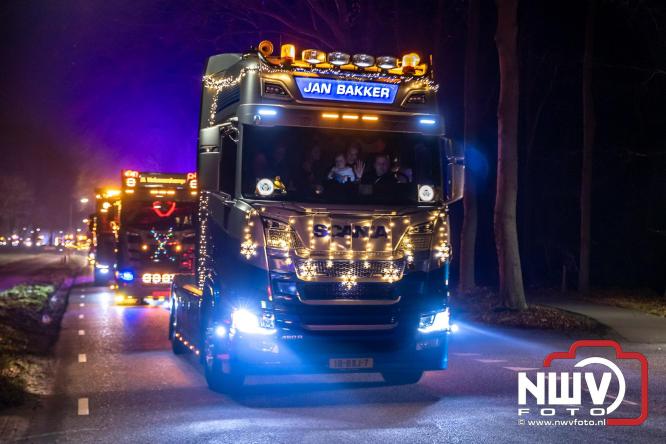 Tachtig trucks verlichten de gemeente Oldebroek tijdens de Truckers Lichtjesparade Oldebroek. - &copy; NWVFoto.nl