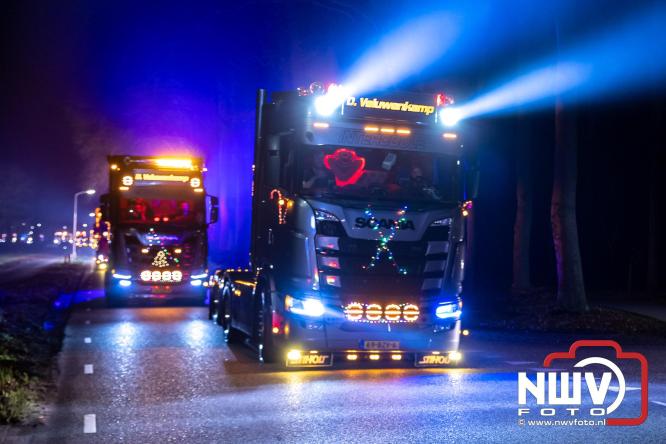 Tachtig trucks verlichten de gemeente Oldebroek tijdens de Truckers Lichtjesparade Oldebroek. - &copy; NWVFoto.nl