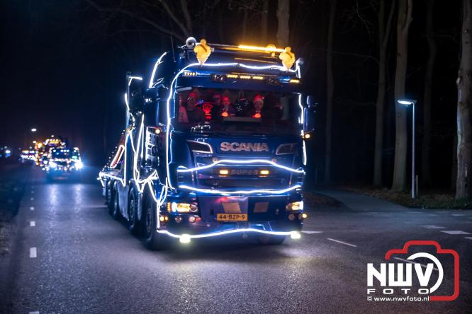 Tachtig trucks verlichten de gemeente Oldebroek tijdens de Truckers Lichtjesparade Oldebroek. - &copy; NWVFoto.nl