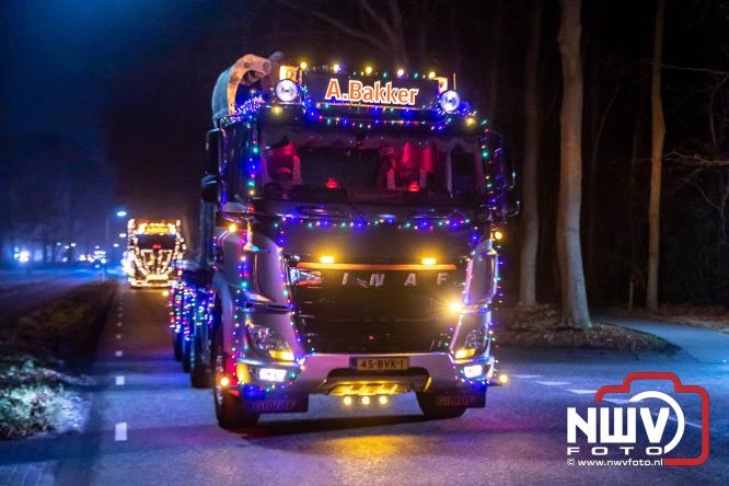 Tachtig trucks verlichten de gemeente Oldebroek tijdens de Truckers Lichtjesparade Oldebroek. - &copy; NWVFoto.nl