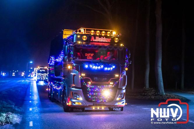 Tachtig trucks verlichten de gemeente Oldebroek tijdens de Truckers Lichtjesparade Oldebroek. - &copy; NWVFoto.nl