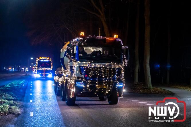 Tachtig trucks verlichten de gemeente Oldebroek tijdens de Truckers Lichtjesparade Oldebroek. - &copy; NWVFoto.nl