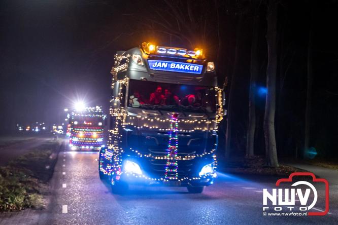 Tachtig trucks verlichten de gemeente Oldebroek tijdens de Truckers Lichtjesparade Oldebroek. - &copy; NWVFoto.nl