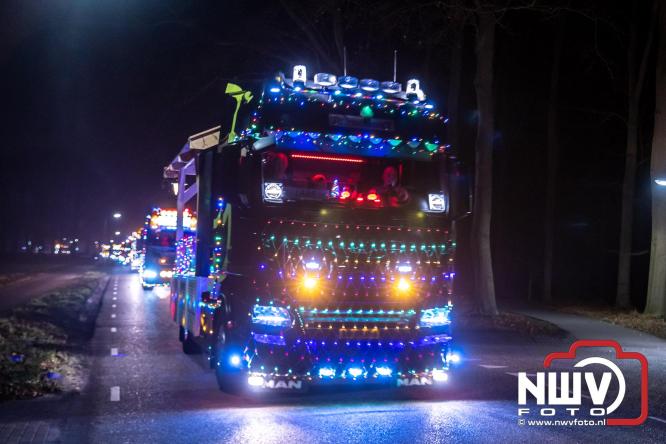Tachtig trucks verlichten de gemeente Oldebroek tijdens de Truckers Lichtjesparade Oldebroek. - &copy; NWVFoto.nl