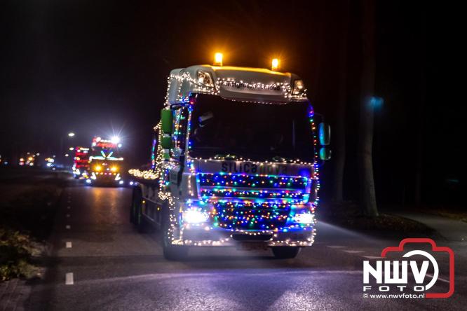 Tachtig trucks verlichten de gemeente Oldebroek tijdens de Truckers Lichtjesparade Oldebroek. - &copy; NWVFoto.nl