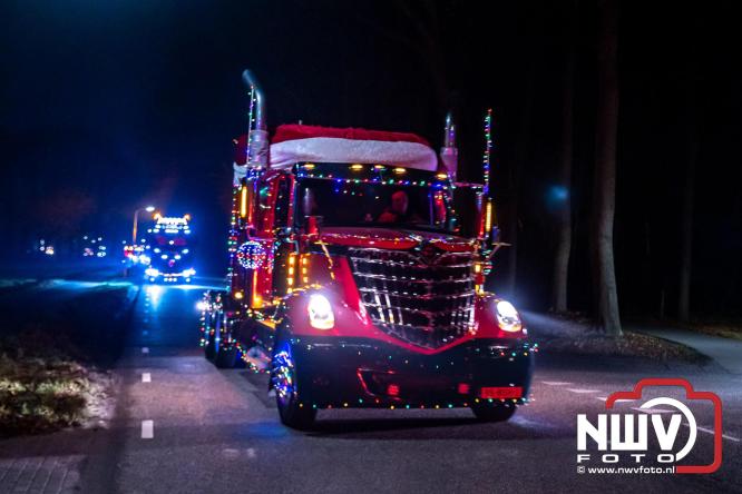 Tachtig trucks verlichten de gemeente Oldebroek tijdens de Truckers Lichtjesparade Oldebroek. - &copy; NWVFoto.nl