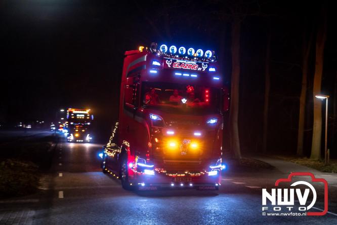 Tachtig trucks verlichten de gemeente Oldebroek tijdens de Truckers Lichtjesparade Oldebroek. - &copy; NWVFoto.nl