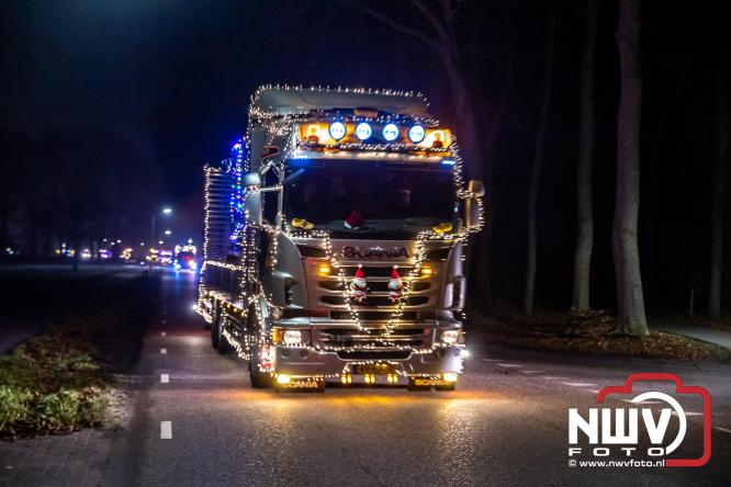 Tachtig trucks verlichten de gemeente Oldebroek tijdens de Truckers Lichtjesparade Oldebroek. - &copy; NWVFoto.nl