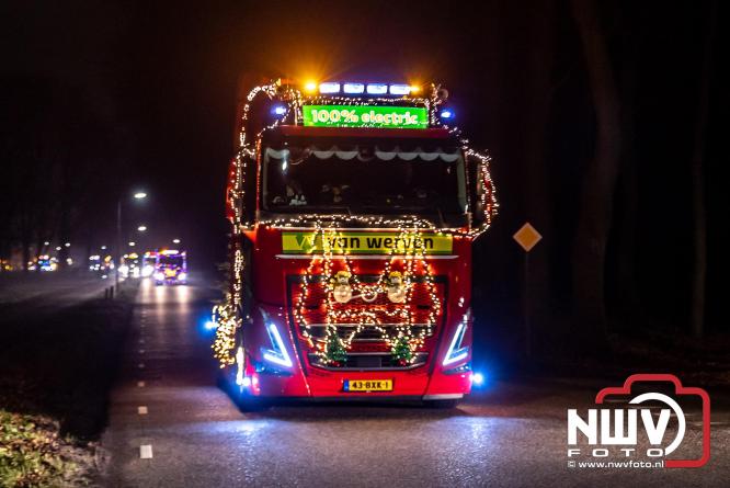 Tachtig trucks verlichten de gemeente Oldebroek tijdens de Truckers Lichtjesparade Oldebroek. - &copy; NWVFoto.nl