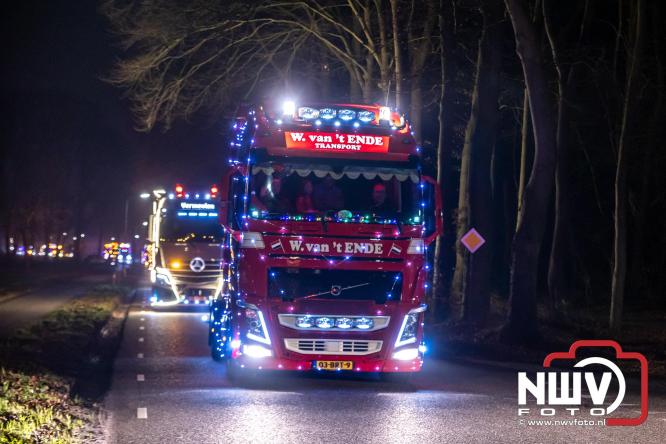 Tachtig trucks verlichten de gemeente Oldebroek tijdens de Truckers Lichtjesparade Oldebroek. - &copy; NWVFoto.nl