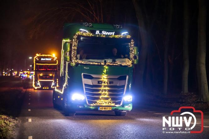 Tachtig trucks verlichten de gemeente Oldebroek tijdens de Truckers Lichtjesparade Oldebroek. - &copy; NWVFoto.nl