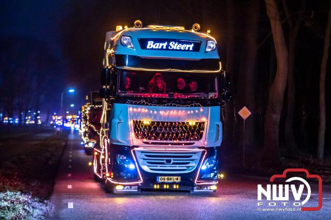 Tachtig trucks verlichten de gemeente Oldebroek tijdens de Truckers Lichtjesparade Oldebroek. - &copy; NWVFoto.nl