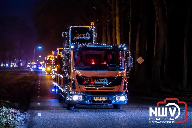Tachtig trucks verlichten de gemeente Oldebroek tijdens de Truckers Lichtjesparade Oldebroek. - &copy; NWVFoto.nl