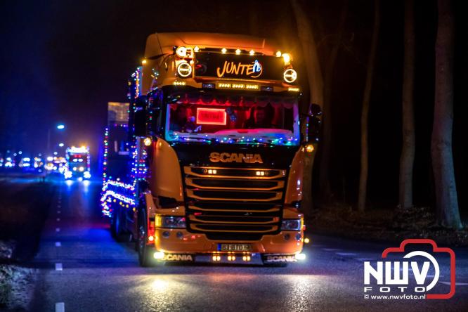 Tachtig trucks verlichten de gemeente Oldebroek tijdens de Truckers Lichtjesparade Oldebroek. - &copy; NWVFoto.nl