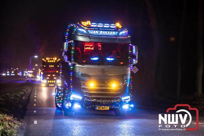 Tachtig trucks verlichten de gemeente Oldebroek tijdens de Truckers Lichtjesparade Oldebroek. - &copy; NWVFoto.nl
