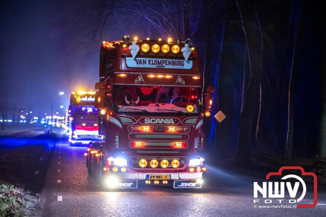 Tachtig trucks verlichten de gemeente Oldebroek tijdens de Truckers Lichtjesparade Oldebroek. - &copy; NWVFoto.nl