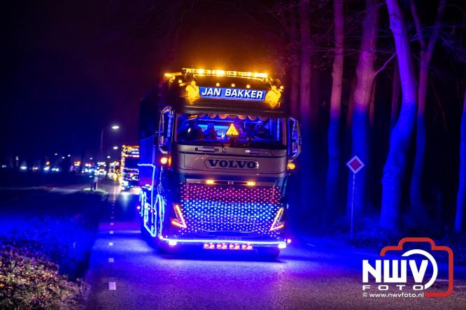 Tachtig trucks verlichten de gemeente Oldebroek tijdens de Truckers Lichtjesparade Oldebroek. - &copy; NWVFoto.nl