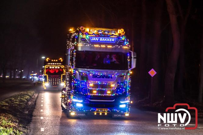 Tachtig trucks verlichten de gemeente Oldebroek tijdens de Truckers Lichtjesparade Oldebroek. - &copy; NWVFoto.nl