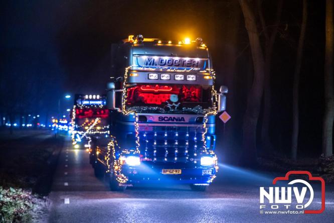 Tachtig trucks verlichten de gemeente Oldebroek tijdens de Truckers Lichtjesparade Oldebroek. - &copy; NWVFoto.nl