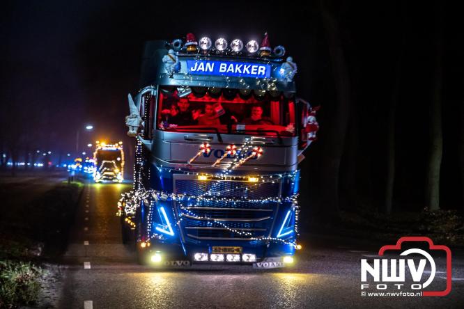 Tachtig trucks verlichten de gemeente Oldebroek tijdens de Truckers Lichtjesparade Oldebroek. - &copy; NWVFoto.nl