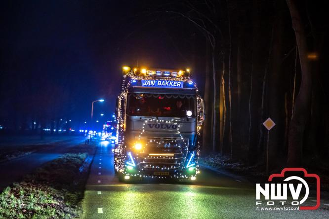 Tachtig trucks verlichten de gemeente Oldebroek tijdens de Truckers Lichtjesparade Oldebroek. - &copy; NWVFoto.nl