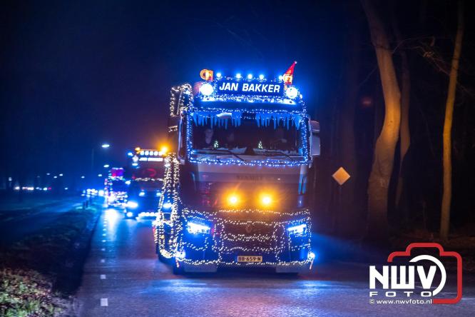 Tachtig trucks verlichten de gemeente Oldebroek tijdens de Truckers Lichtjesparade Oldebroek. - &copy; NWVFoto.nl