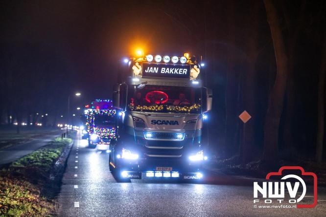 Tachtig trucks verlichten de gemeente Oldebroek tijdens de Truckers Lichtjesparade Oldebroek. - &copy; NWVFoto.nl
