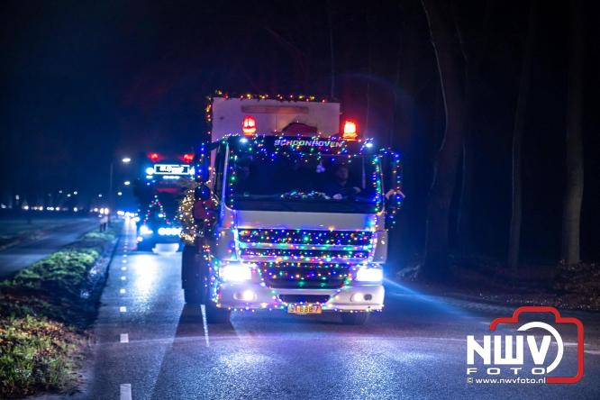 Tachtig trucks verlichten de gemeente Oldebroek tijdens de Truckers Lichtjesparade Oldebroek. - &copy; NWVFoto.nl
