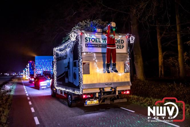 Tachtig trucks verlichten de gemeente Oldebroek tijdens de Truckers Lichtjesparade Oldebroek. - &copy; NWVFoto.nl